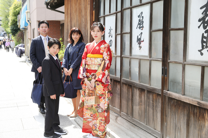 スタジオ撮影の後はつつじ満開の根津神社へお参り